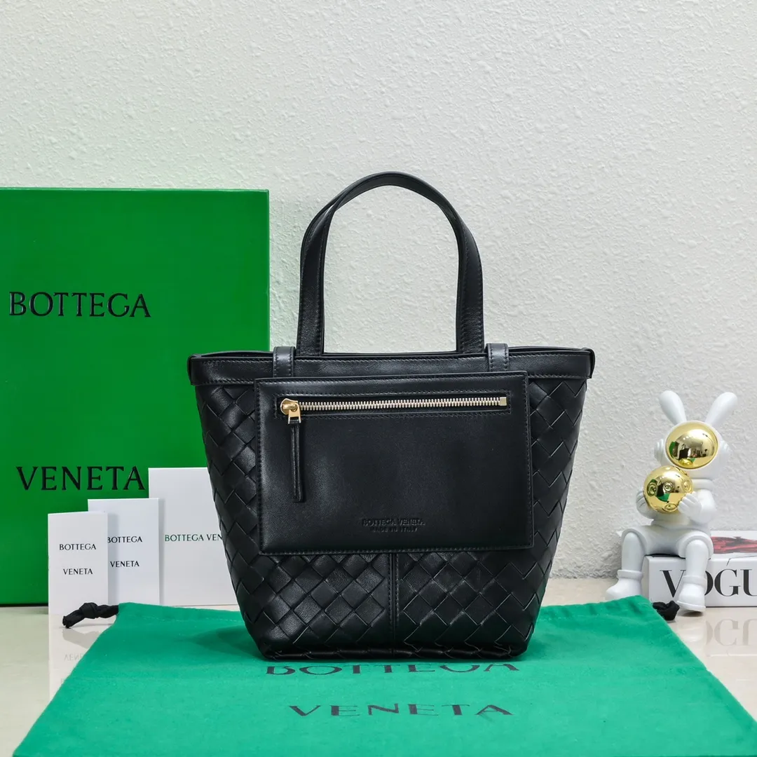 Batch 1500 #Bv 2023 new product Flip Flap tote bag, simple and practical tote body design, classic leather weaving, fully displaying Bv craftsmanship, and making the whole bag look more refined. The small zipper pocket can be placed inside the bag, or can be placed outside as a handbag seal. The versatile small tote [happy] is both fashionable and practical. It is suitable for a variety of occasions. It is made of top-grade happa lambskin. It is very soft and lightweight. The bag shape that can stand up without falling down is really nice. It is the first choice for fashion workers and expectant mothers. Size: 23x18.5x15, model: 7746